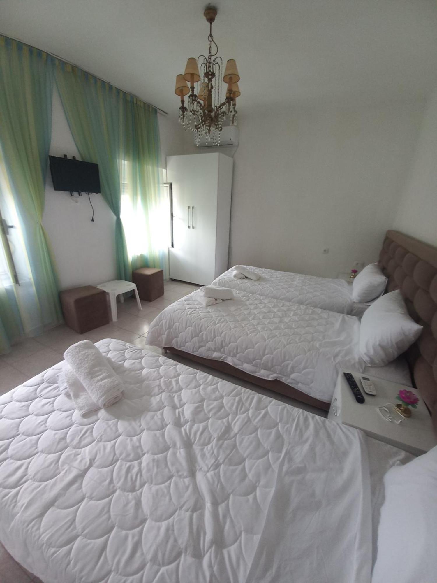 Aleko Guest House Gjirokastër Buitenkant foto